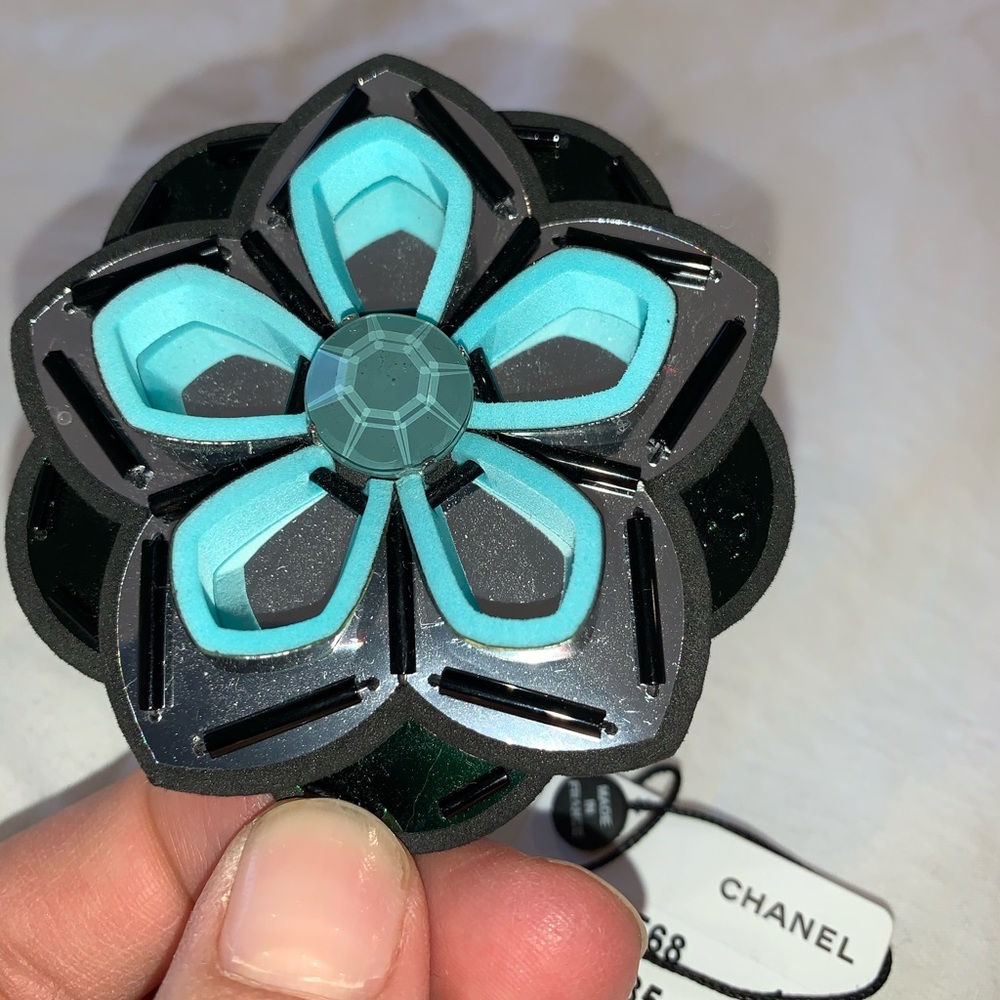 Chanel broach - Picture 4 of 9